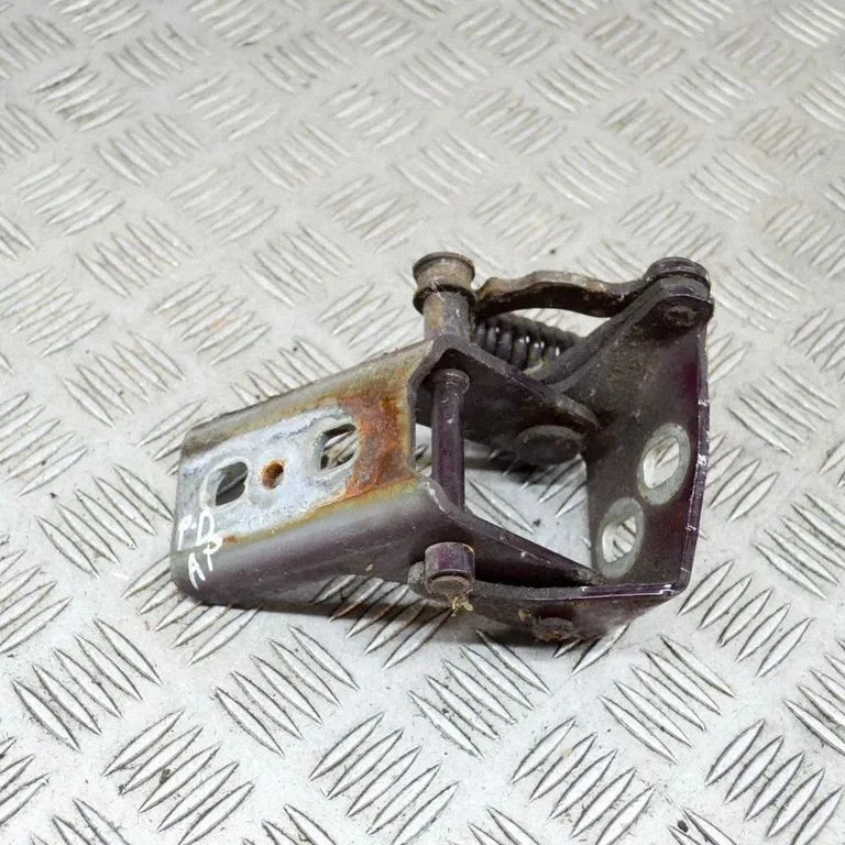 Priekšējā augšējā eņģe R8410