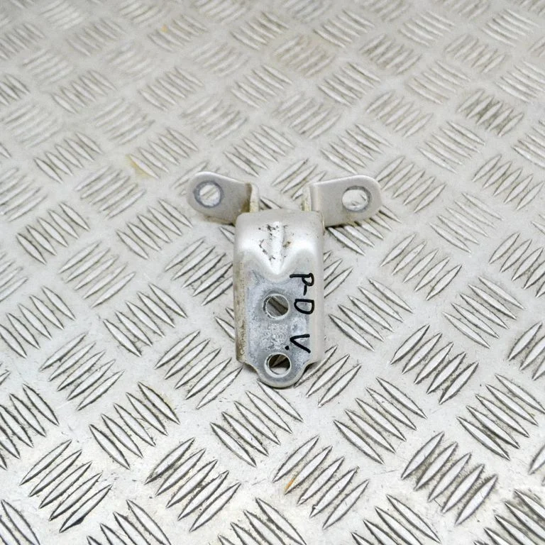 Priekšējā augšējā eņģe A046057