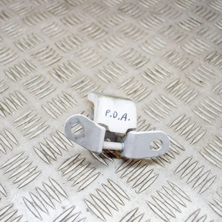 Priekšējā augšējā eņģe A046057