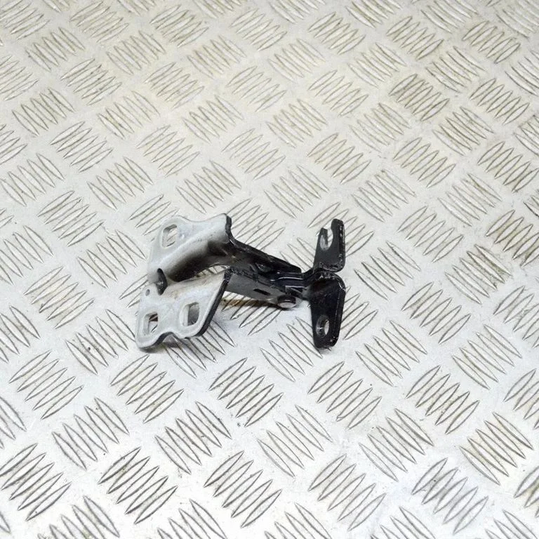 Priekšējā augšējā eņģe – labā