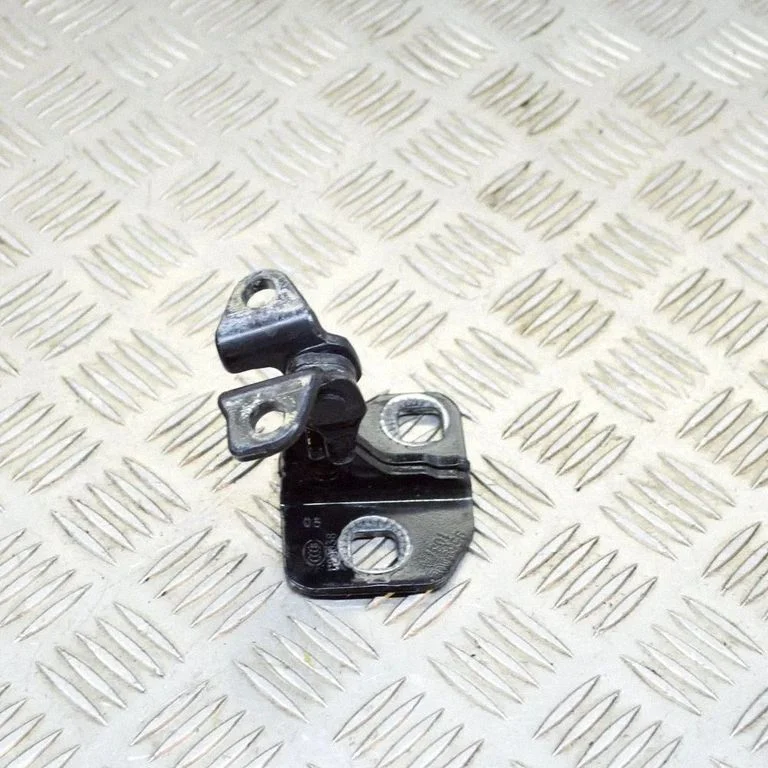 Priekšējā augšējā eņģe – labā