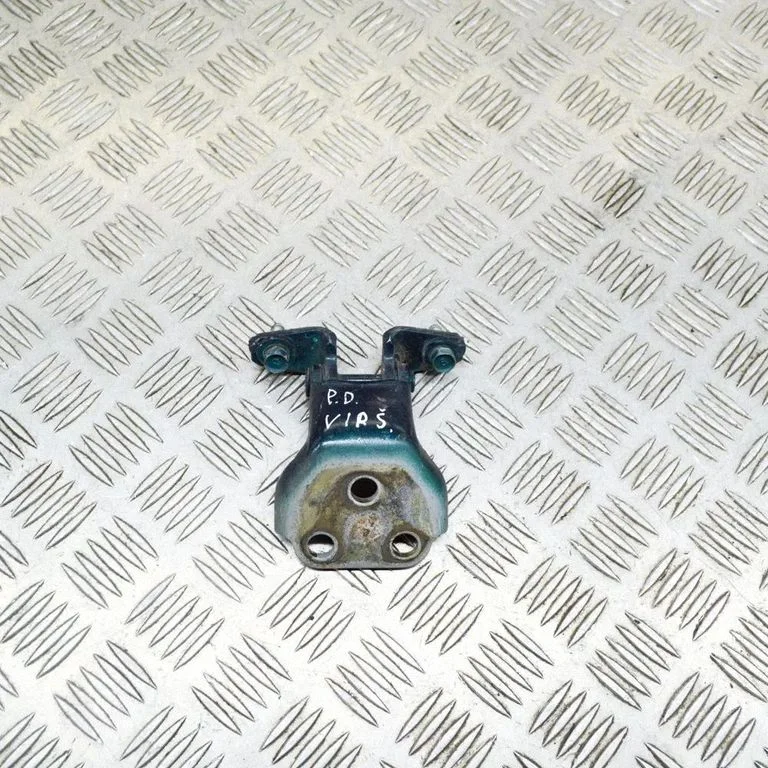Priekšējā augšējā eņģe – labā