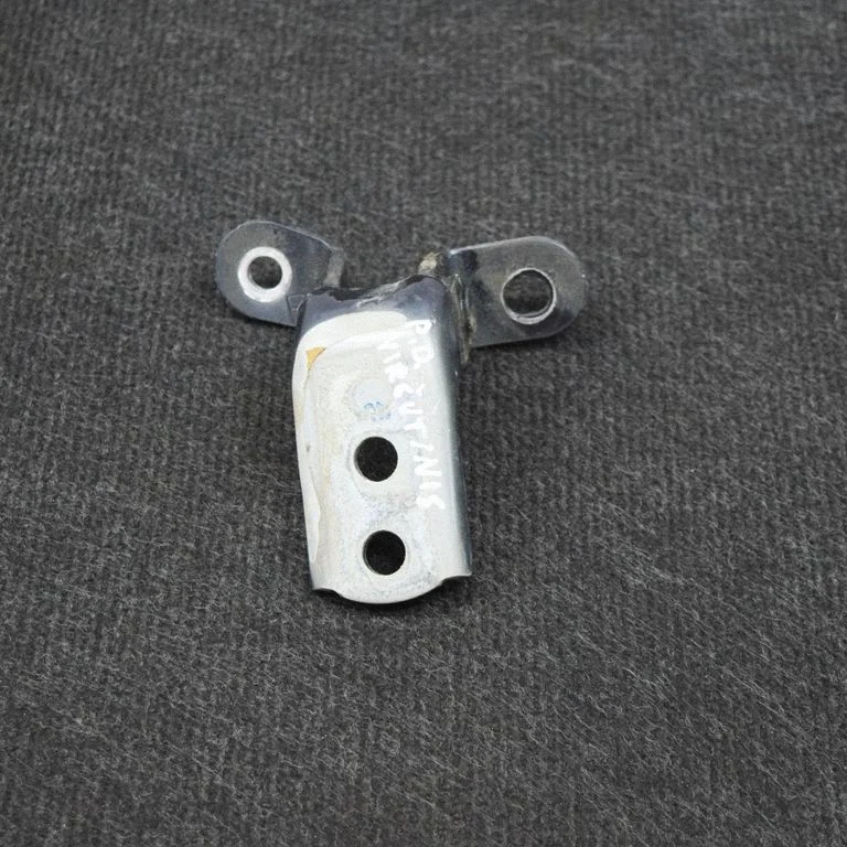 Esiukse ülemine hing – Toyota Hilux (AN10, AN20, AN30) (2011-2015)