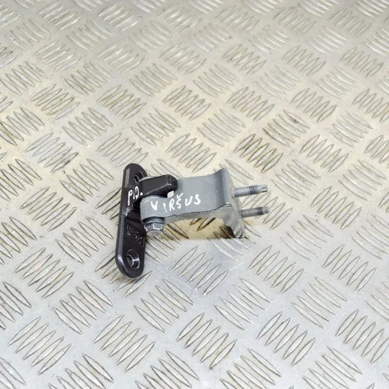 Priekšējā augšējā eņģe – labā