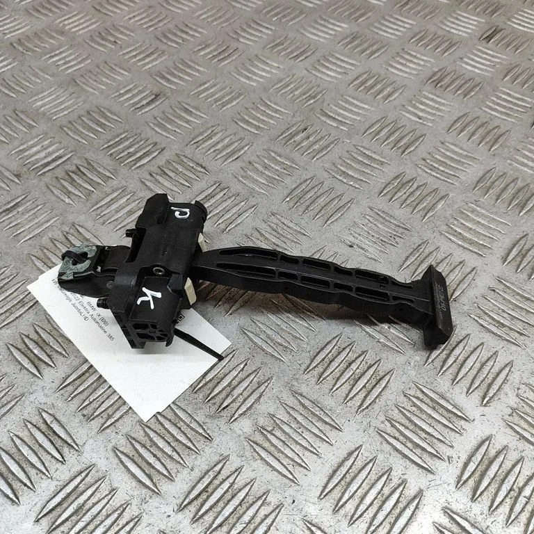 Front door check strap stopper 8491955