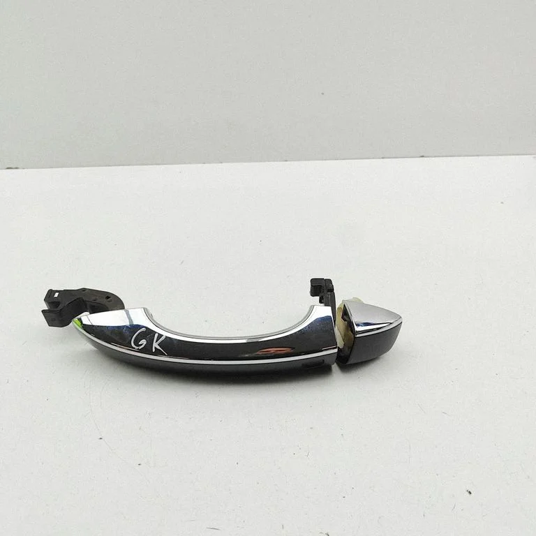 Esiukse välimine käepide 8R0837167