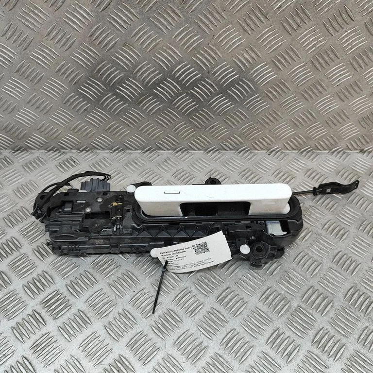 Esiukse välimine käepide M8E222400AD