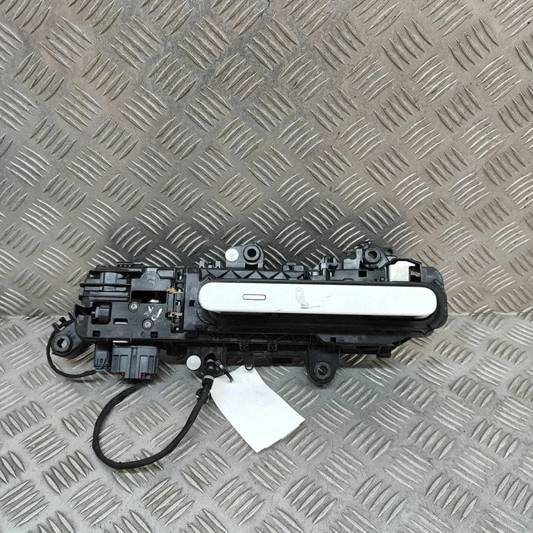 Esiukse välimine käepide M8E226601AD