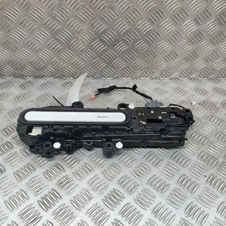 Esiukse välimine käepide M8E226601AD