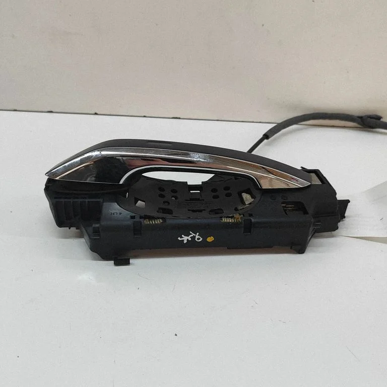 Esiukse välimine käepide 8W0837205