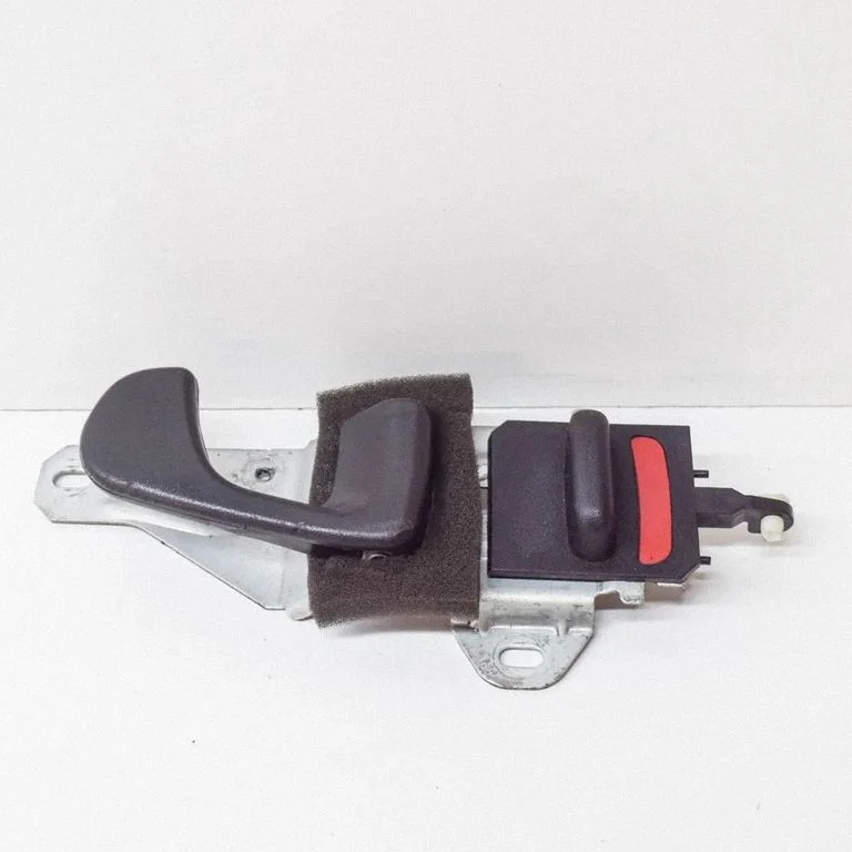 Front door interior handle – front right