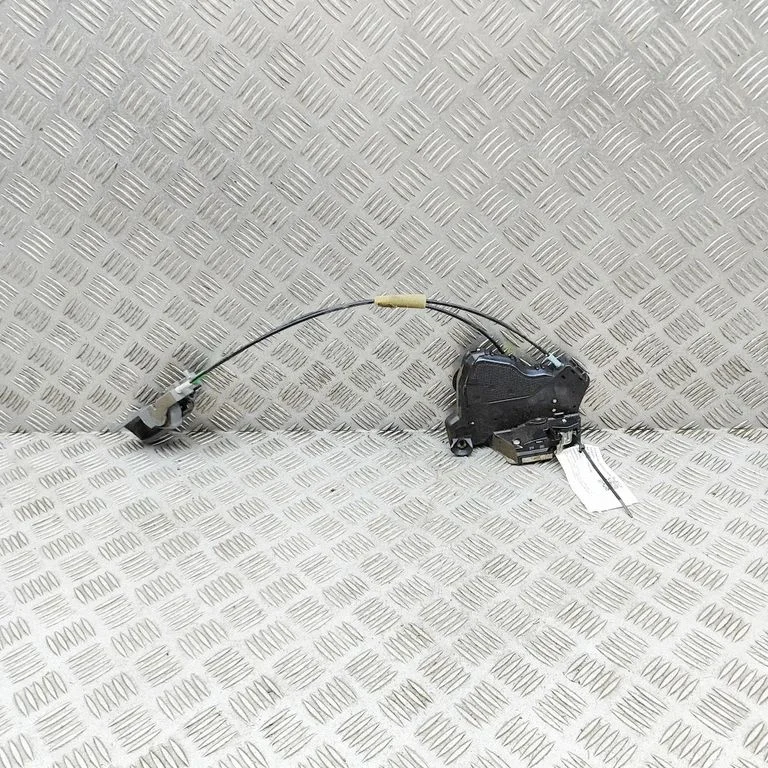 Priekšējo durvju slēdzene 690300K060