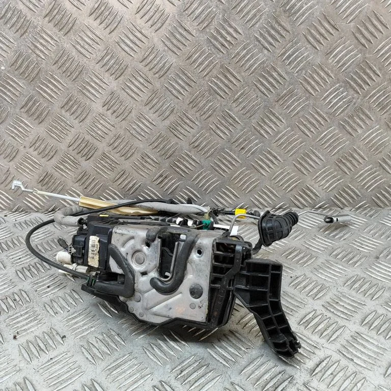 Priekšējo durvju slēdzene A2227601600