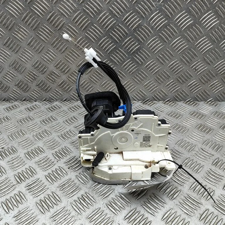 Priekšējo durvju slēdzene 4N2837016