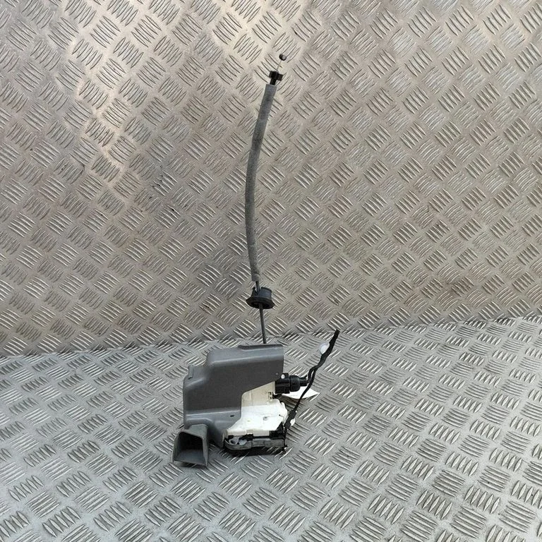 Priekšējo durvju slēdzene 8X2837016D
