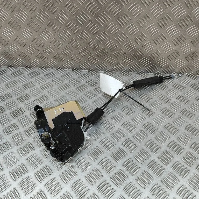 Priekšējo durvju slēdzene M4912110