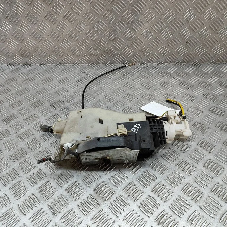 Priekšējo durvju slēdzene A2207200435