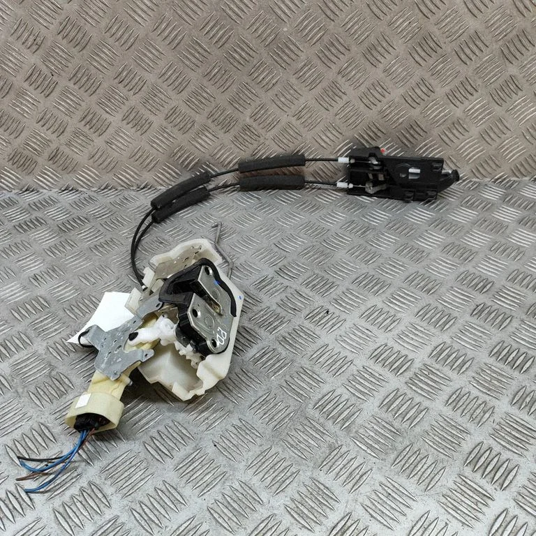 Priekšējo durvju slēdzene 8982317672