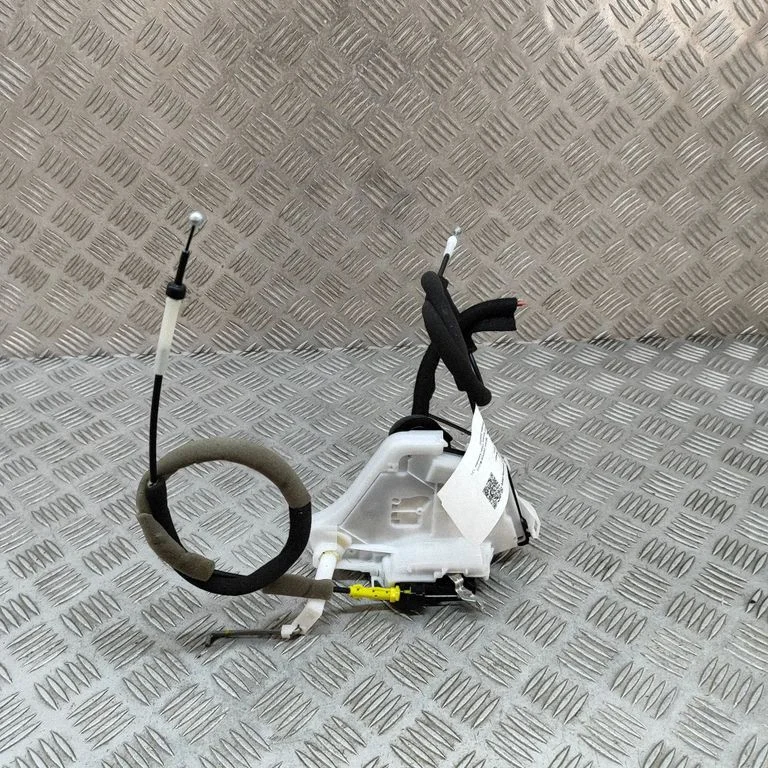 Priekšējo durvju slēdzene 805006UE0A