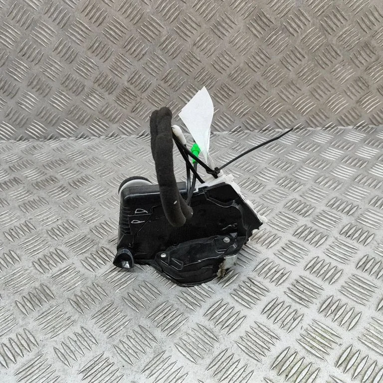 Priekšējo durvju slēdzene 6903047130