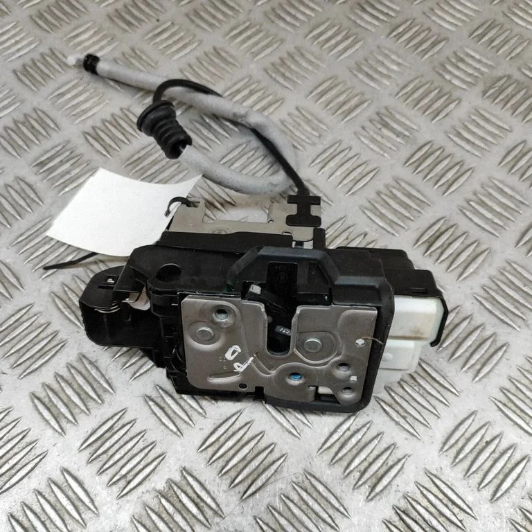 Priekšējo durvju slēdzene 31462456