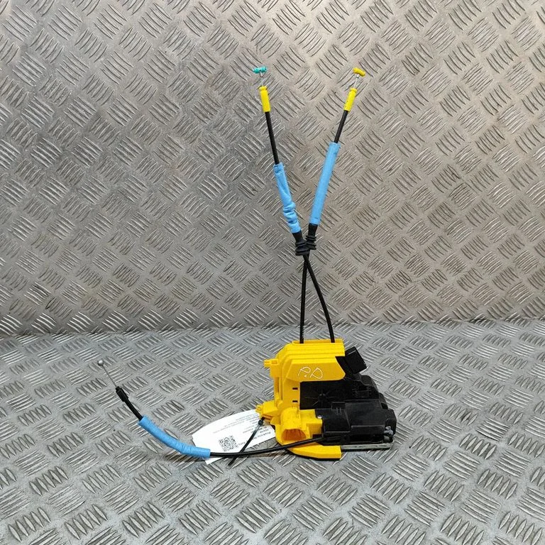 Priekšējo durvju slēdzene 7122037010