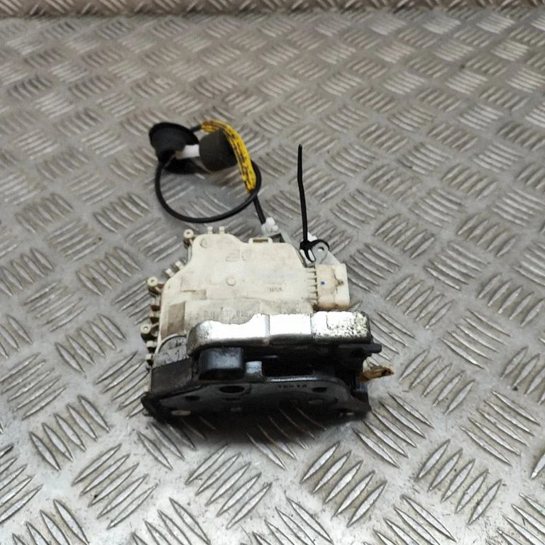 Esiukse lukk 8J1837016C