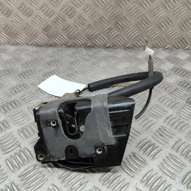 Priekšējo durvju slēdzene J9D3203A28DD
