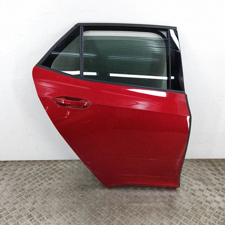 Aizmugurējās durvis 10A833312B