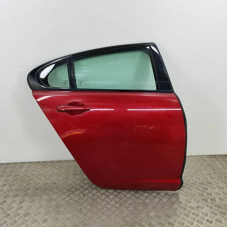 Aizmugurējās durvis 8X23F24630AB