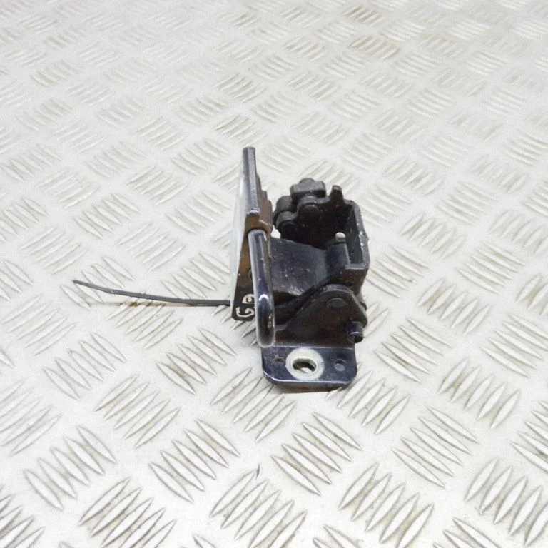 Rear door upper hinge – Audi Q7 4L (2005-2015)