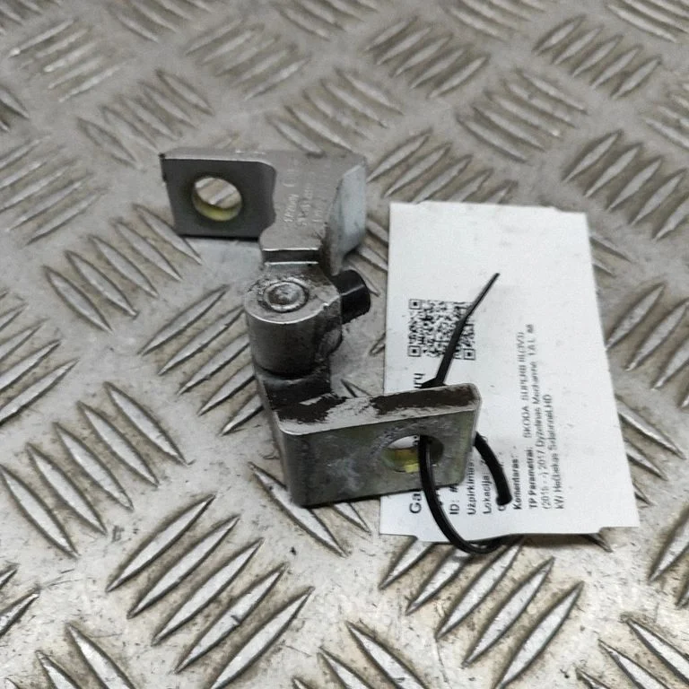 Aizmugurējā augšējā eņģe 8X0831404E