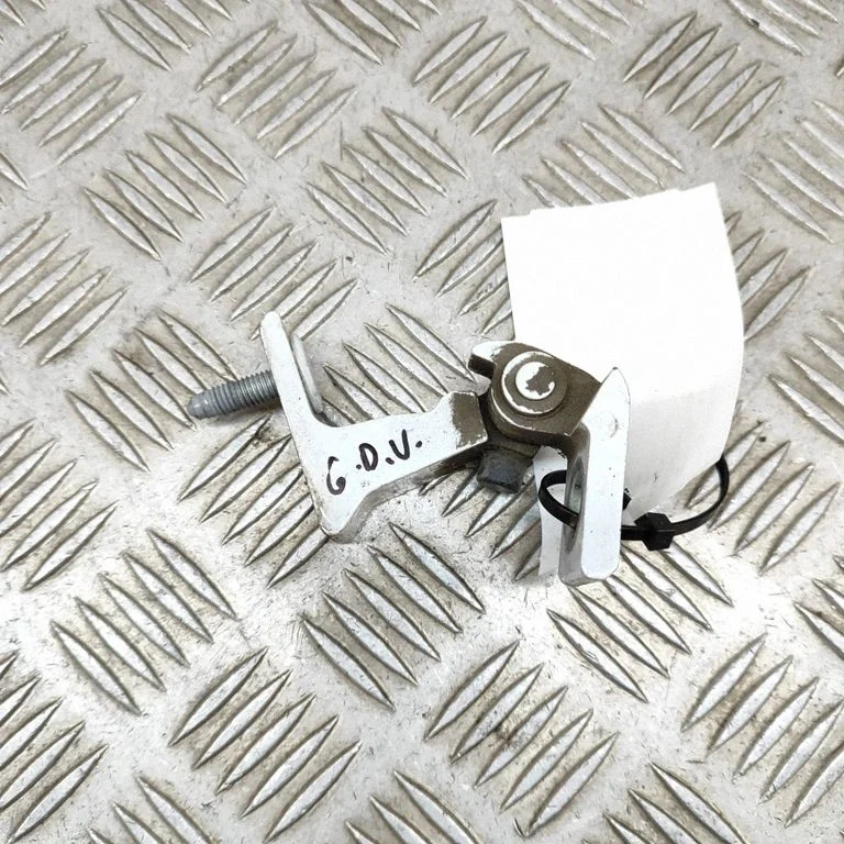 Aizmugurējā augšējā eņģe 8W0831404A