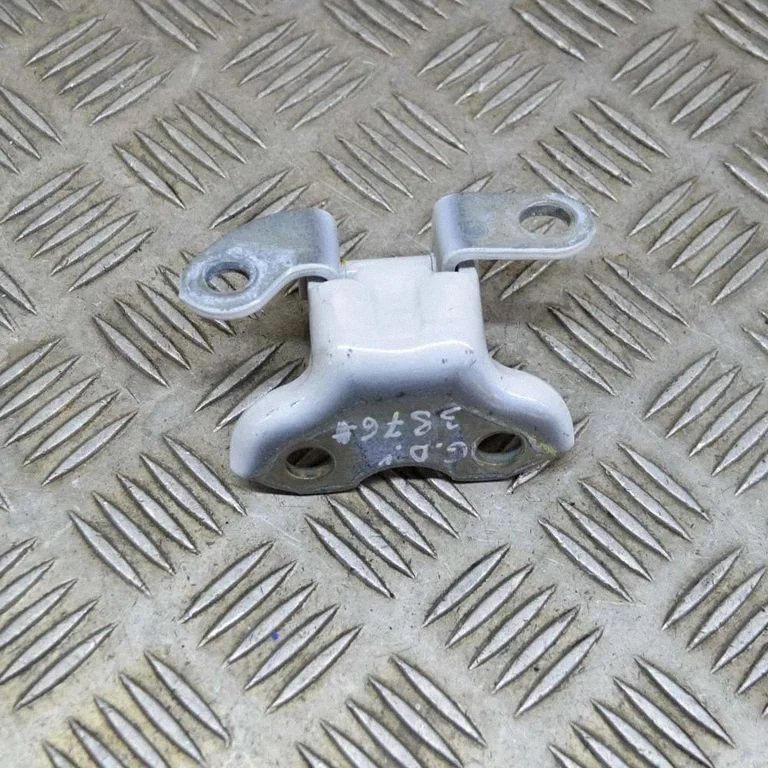 Aizmugurējā augšējā eņģe – labā