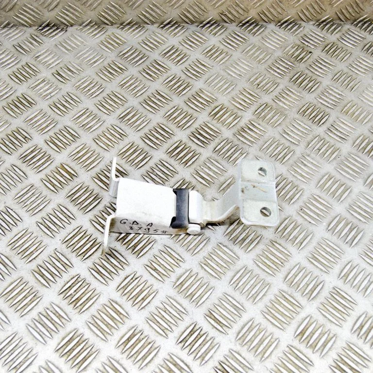 Aizmugurējā augšējā eņģe – labā
