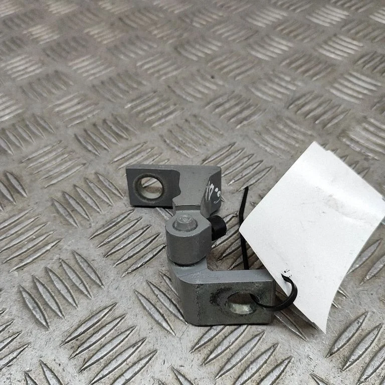 Aizmugurējā augšējā eņģe 8X4833408A