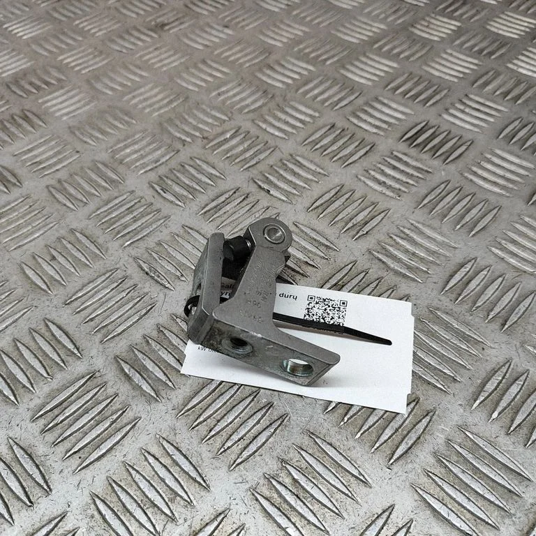 Tagaukse ülemine hing 8K0831402B