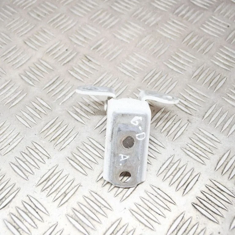 Aizmugurējā augšējā eņģe – labā