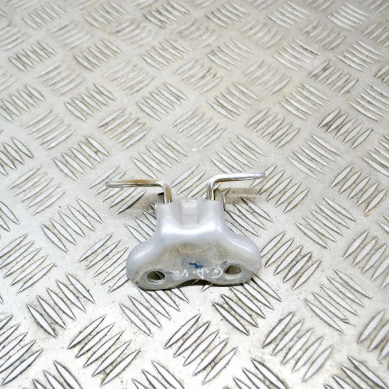 Aizmugurējā augšējā eņģe – labā