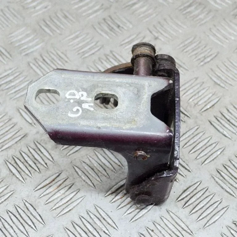 Aizmugurējā augšējā eņģe – labā