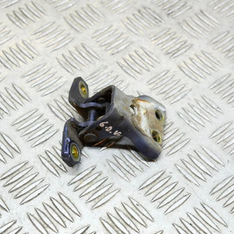 Aizmugurējā augšējā eņģe – labā