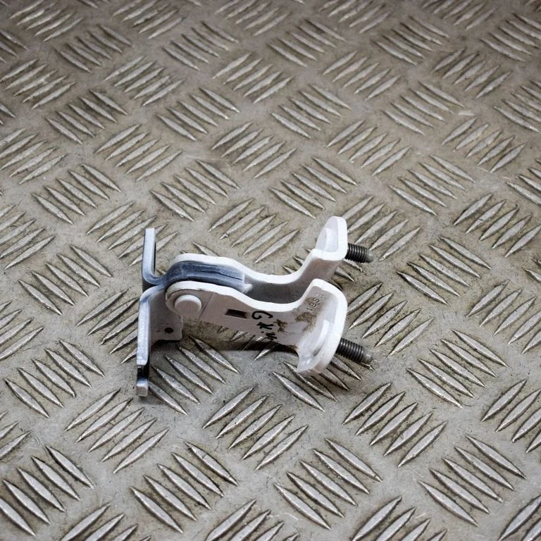 Aizmugurējā apakšējā eņģe – kreisā