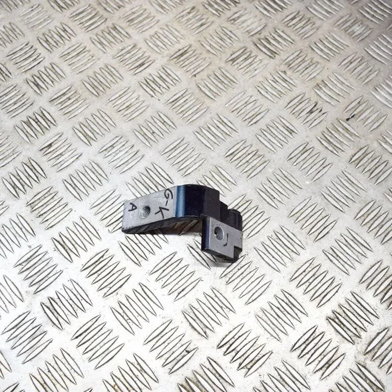 Aizmugurējā apakšējā eņģe – kreisā