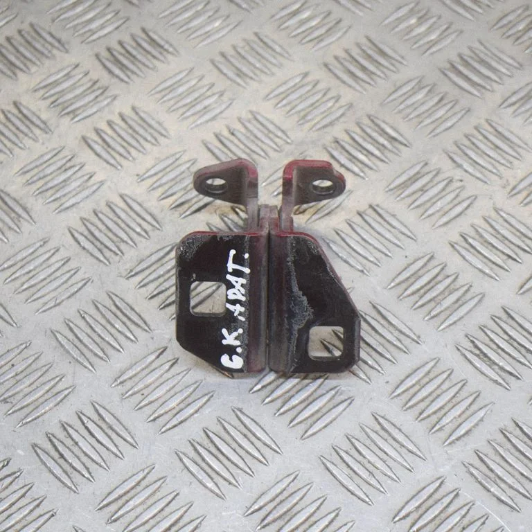 Aizmugurējā apakšējā eņģe – kreisā