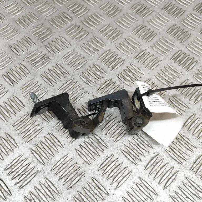 Tagaukse hingede komplekt 8W0833403A