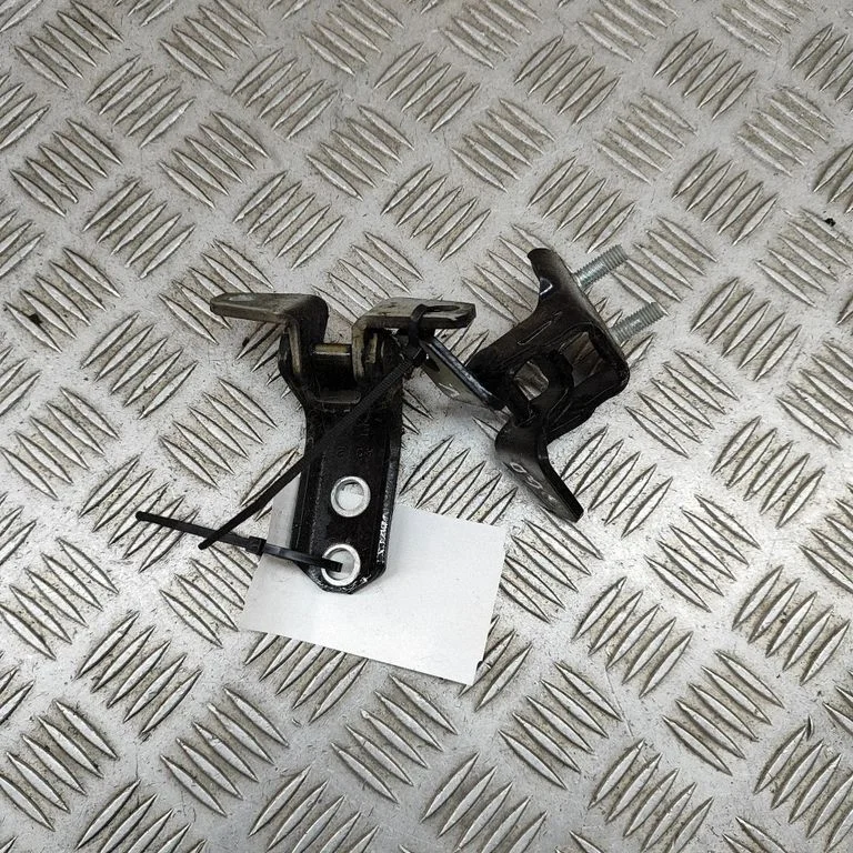 Rear door hinge set 5702A063