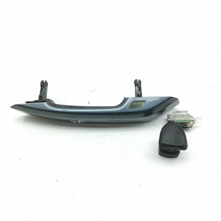 Aizmugurējo durvju ārējais atvēršanas rokturis 8W0837240B