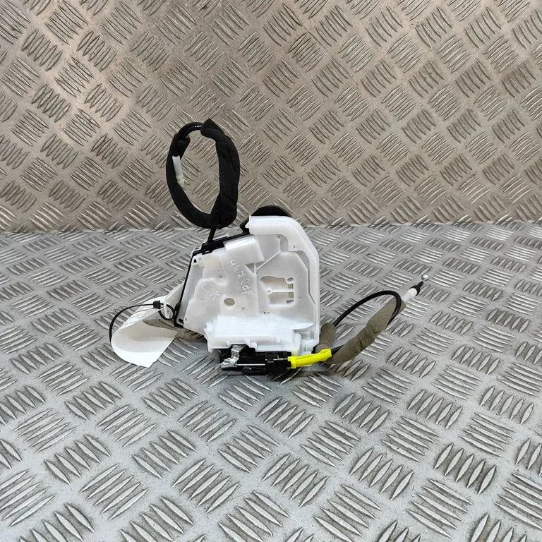 Tagaukse lukk 825016PA1C
