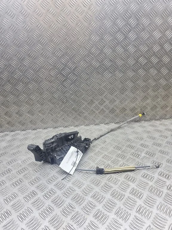 Aizmugurējo durvju slēdzene A2227303335