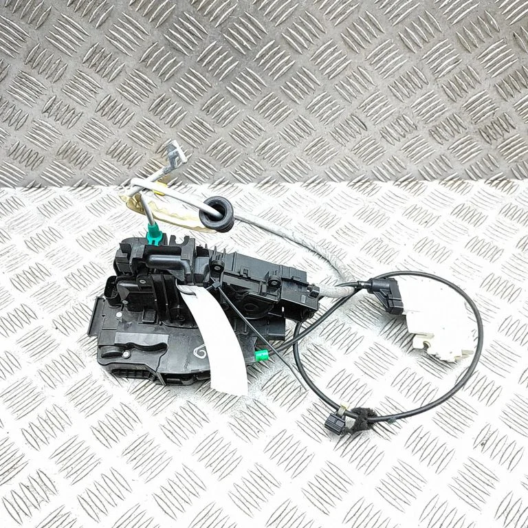 Aizmugurējo durvju slēdzene A2227601600